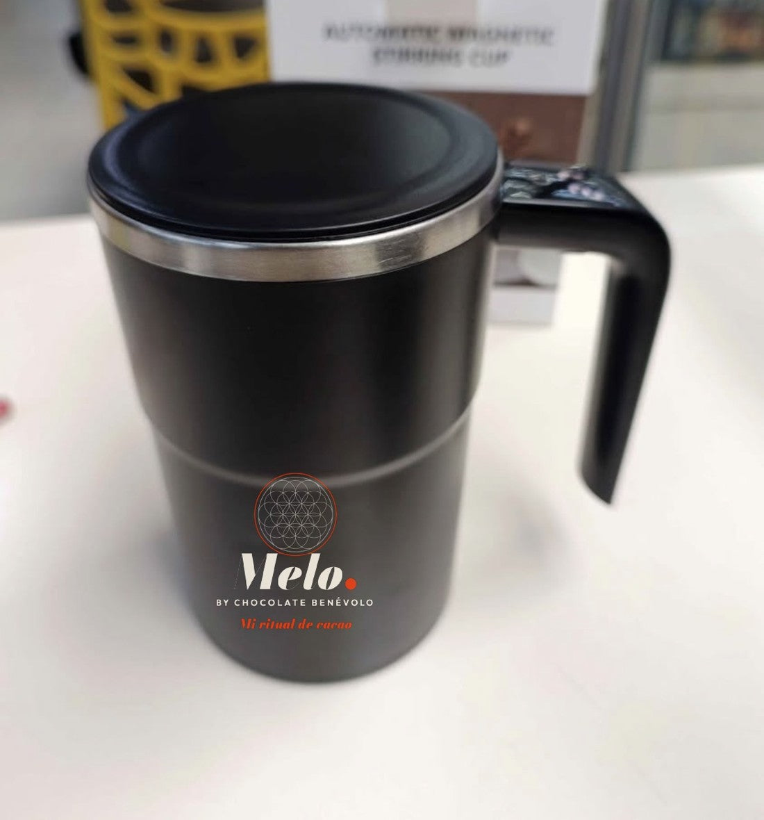 Termo agitador magnético negro con estampado Melo. by Chocolate Benévolo y flor de la vida