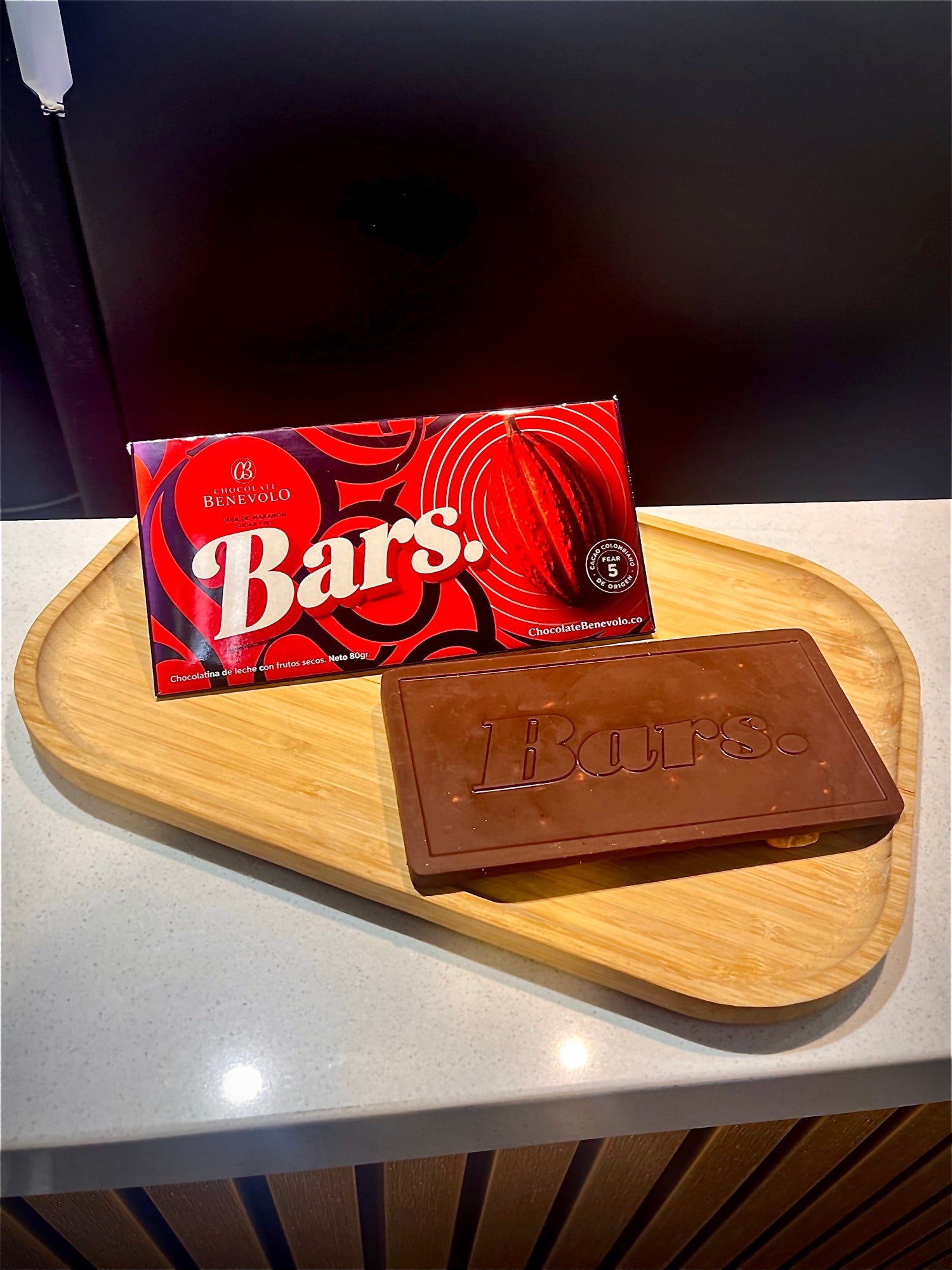 El empaque real de Bars., recién salido de producción