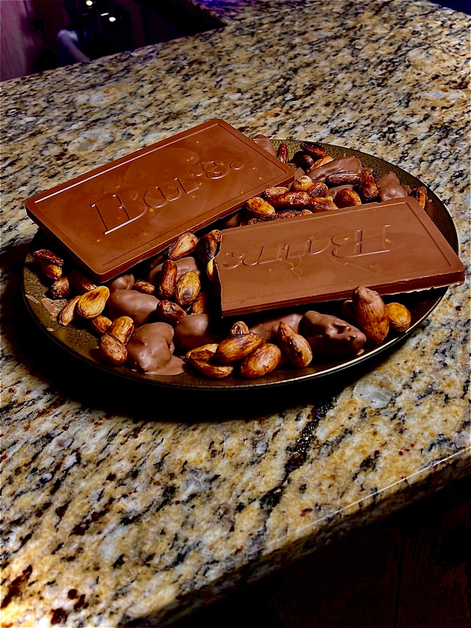 Detalle de Bars. — marañón salado sobre chocolate de leche
